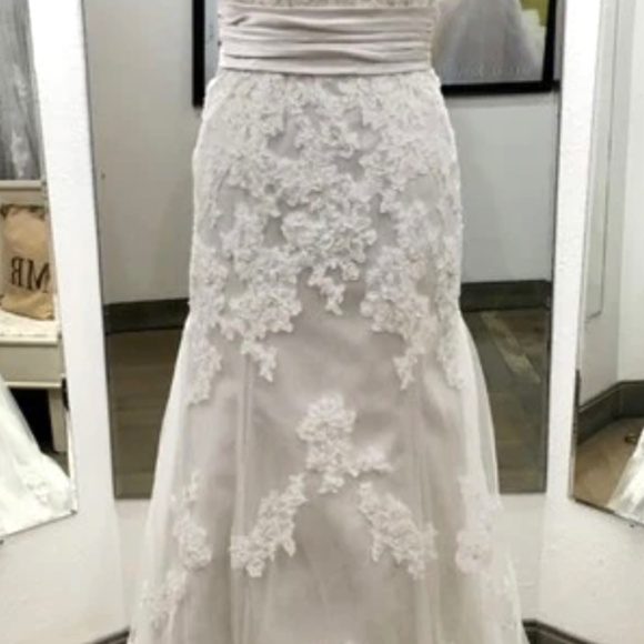 Wedding Dress - Picture 1 of 6